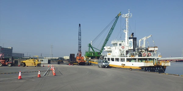 県単港湾（湊建特別）工事（中央埠頭荷捌地舗装工）